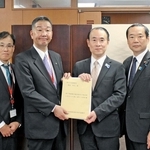 国土交通省の塩見英之国交審議官（右から３人目）に要望書を手渡す仲田一彦三木市長（同４人目）ら＝東京都千代田区