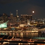 ミナト神戸の夜景に浮かぶ月＝６日午後１７時３４分、神戸市中央区東川崎町１から（撮影・鈴木雅之）