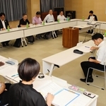 淡路市の中小企業振興条例に基づく官民の協議会。人材確保を巡り、さまざまな課題が話し合われた＝淡路市役所