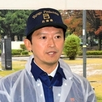 立花孝志容疑者逮捕を受け、記者からの質問に応じる斎藤元彦兵庫県知事＝９日午後、姫路市本町、大手前公園