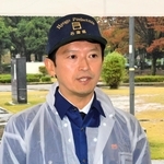 立花孝志容疑者逮捕を受け、記者からの質問に応じる斎藤元彦兵庫県知事＝９日午後、姫路市本町、大手前公園