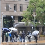 立花孝志容疑者が身柄を拘束されているとみられる兵庫県警本部前には報道陣の姿があった＝９日午前１１時３１分、神戸市中央区下山手通５