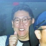 送検される立花孝志容疑者＝１０日午前９時５１分、神戸市中央区橘通１