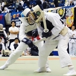 兵庫県警の逮捕術大会で白熱した戦いを繰り広げる選手ら＝グリーンアリーナ神戸