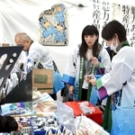 「落第忍者乱太郎」のグッズなどが販売された兵庫県のブース＝東京都豊島区