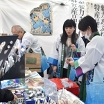 「落第忍者乱太郎」のグッズなどが販売された兵庫県のブース＝東京都豊島区