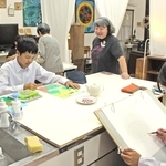 地域移行をきっかけにできた美術部で絵画を学ぶ中学生のきょうだい。近くの小学生たちが工作を楽しむ場にもなっている＝養父市大屋町加保、おおやアート村ビッグラボ