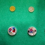 大阪・関西万博を記念して製造された金貨幣と銀貨幣＝大阪市北区天満１