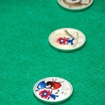 大阪・関西万博を記念して製造された貨幣＝大阪市北区天満１