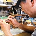 模型を使って補てつ物を作る歯科技工士の泉敏治さん＝尼崎市西昆陽２、ハイテックデンタルラボラトリー