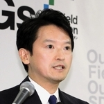 定例会見で話す斎藤元彦兵庫県知事＝１１日午前、県庁