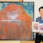 ボルネオオランウータン「ムム」の鋭いまなざしが印象的な作品を描いた日本画家の熱田守さん＝兵庫県稲美町