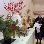 旬の花木が生けられ秋を感じさせる作品が並ぶ会場＝神戸市中央区明石町、大丸ミュージアム