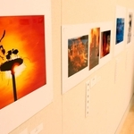 個性豊かな写真が展示されている県写真作家協会展・同協会公募展＝神戸市灘区原田通３、原田の森ギャラリー