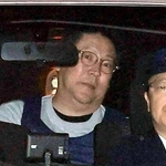 警察車両で送検される立花孝志容疑者＝１０日、神戸市中央区下山手通５