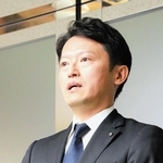 公選法違反容疑の不起訴処分を受けて報道陣の取材に応じる斎藤元彦兵庫県知事＝１３日午後、県庁