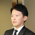 公選法違反容疑の不起訴処分を受けて報道陣の取材に応じる斎藤元彦兵庫県知事＝１３日午後、県庁