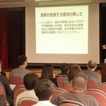 杉江健二さんの講演を聴く参加者ら＝明石市相生町２