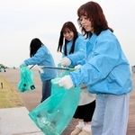 神戸マラソンに向けてポートアイランドの大学周辺を清掃する学生＝神戸市中央区港島１