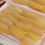 手作業でパック詰めされる無漂白の数の子＝西宮市鳴尾浜３