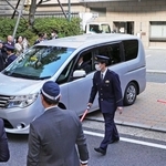 兵庫県警本部を出る立花孝志容疑者を乗せた警察車両＝１０日午前、神戸市中央区下山手通５