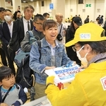 アスリートビブスを受け取る参加者＝１４日午後、神戸市中央区港島中町６（撮影・吉田敦史）