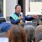 兵庫県知事選の第一声で街頭に立つ立花孝志容疑者＝２０２４年１０月３１日、神戸市中央区