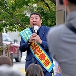 兵庫県知事選の第一声で街頭に立つ立花孝志容疑者＝２０２４年１０月３１日、神戸市中央区