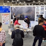 阪神・淡路大震災について伝えるブース＝１４日午後、神戸市中央区港島中町６（撮影・吉田敦史）