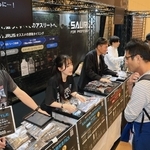 レース中の補給ジェルなどを買い求める参加者ら＝１４日午後、神戸市中央区港島中町６（撮影・吉田敦史）