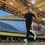 最新のシューズを試すランナー＝１４日午後、神戸市中央区港島中町６（撮影・吉田敦史）