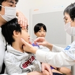 鼻の中にスプレーするタイプのインフルエンザワクチンの接種を受ける子どもたち＝神戸市垂水区学が丘７、たかのこどもクリニック