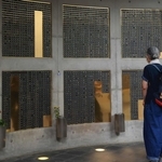 阪神・淡路大震災で亡くなった人らの銘板が並ぶ慰霊と復興のモニュメント＝神戸市中央区加納町６