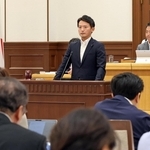 兵庫県議会の定例会本会議に臨む斎藤元彦知事＝９月、兵庫県公館