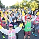 神戸マラソンの号砲を待つランナーたち＝１６日朝、神戸市中央区の神戸市役所前（撮影・大田将之）