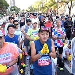 スタートを待つランナー＝１６日午前、神戸市中央区加納町６（撮影・斎藤雅志）