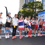 スタート前に記念撮影をするインフルエンサーやモデルのランナー＝１６日午前、神戸市中央区加納町６（撮影・斎藤雅志）