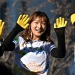 ランナーに声援を送るフィギュアスケート女子の坂本花織さん＝１６日午前、神戸市中央区加納町６（撮影・斎藤雅志）