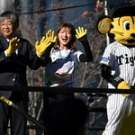 ランナーに声援を送るフィギュアスケート女子の坂本花織さん＝１６日午前、神戸市中央区加納町６（撮影・斎藤雅志）