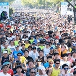 神戸市役所前を一斉にスタートするランナーたち