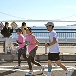 海沿いの折り返し地点を懸命に走るランナーたち＝１６日午後、明石市内（撮影・風斗雅博）