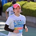 目の前に迫ったゴールまで駆け抜ける村上聡子さん＝神戸市中央区東川崎町１（撮影・大田将之）