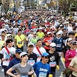 三宮中央通りを走り抜けるランナーたち＝１６日午前、神戸市中央区（撮影・長嶺麻子）