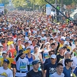 一斉にスタートするランナー＝１６日午前、神戸市中央区（撮影・鈴木雅之）