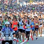 白バイに先導されて疾走する先頭集団＝１６日午前、神戸市中央区（撮影・笠原次郎）