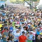 一斉にスタートするランナー＝１６日午前、神戸市中央区（撮影・鈴木雅之）