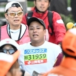 最終ランナーとなった秋本卓治さん＝１６日午後、神戸市中央区東川崎町１（撮影・斎藤雅志）