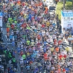 スタートするランナー＝１６日午前、神戸市中央区（撮影・山崎　竜）