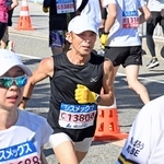 黄色い手袋をつけてコースを駆ける岡田雅宏さん（中央）＝１６日午前、明石市大蔵海岸通１（撮影・風斗雅博）