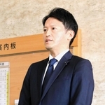 再選から１年となり、報道陣の取材に応じる斎藤元彦兵庫県知事＝１７日午前、県庁